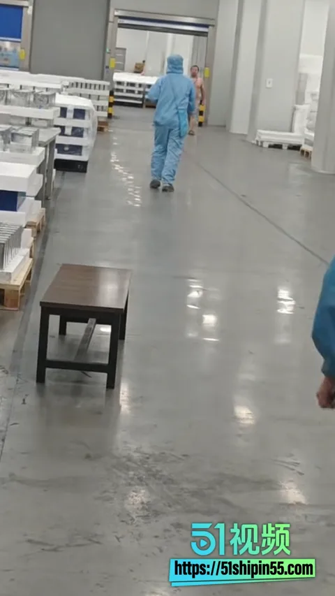 江苏时代LY7工厂大瓜!男工上厕所被警告后 精神崩溃车间裸奔 组长狂追不敢靠近 24 江苏时代LY7工厂大瓜!男工上厕所被警告后 精神崩溃车间裸奔 组长狂追不敢靠近 24