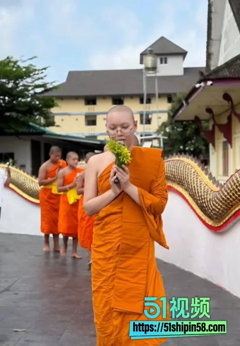 泰国眼镜僧提纳蓬一年连升两级 难府副僧长变清迈住持 被搞视频流出 网友评论 披着黄袍的饿鬼! 25 泰国眼镜僧提纳蓬一年连升两级 难府副僧长变清迈住持 被搞视频流出 网友评论 披着黄袍的饿鬼! 25