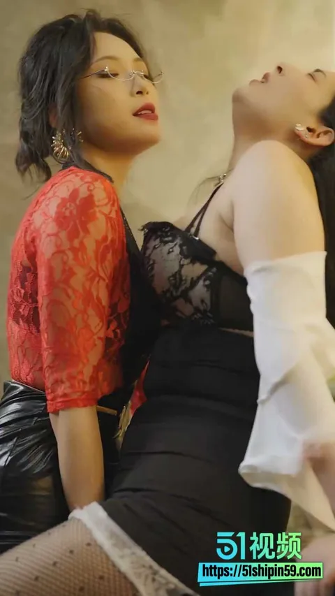擦边短剧 我的百合上司 女上司调教女M百合SM 蕾丝内衣视觉冲击拉满 这尺度太刺激了! 16 擦边短剧 我的百合上司 女上司调教女M百合SM 蕾丝内衣视觉冲击拉满 这尺度太刺激了! 16
