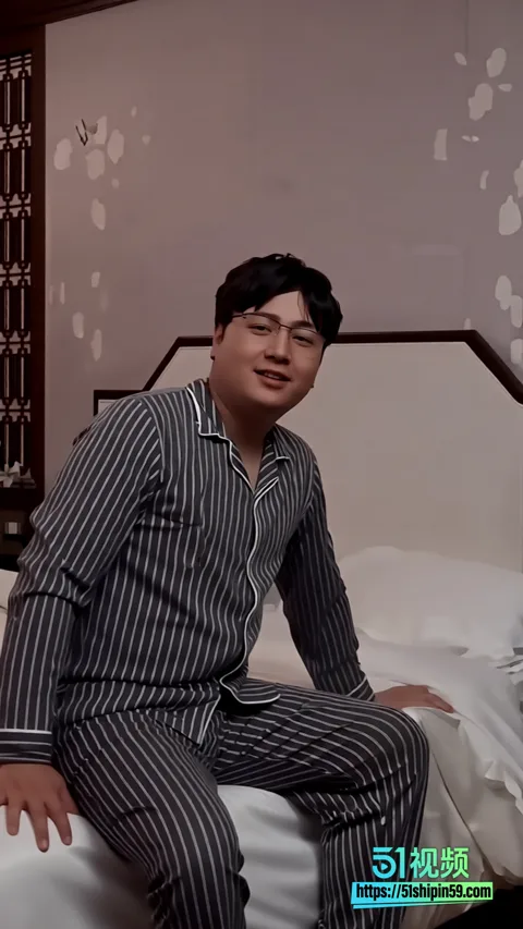 AI短剧 欲望录像带曝光 灰色丝绸睡衣裸胸跪姿 肢体接触暧昧不断 这尺度太刺激了! 8 AI短剧 欲望录像带曝光 灰色丝绸睡衣裸胸跪姿 肢体接触暧昧不断 这尺度太刺激了! 8