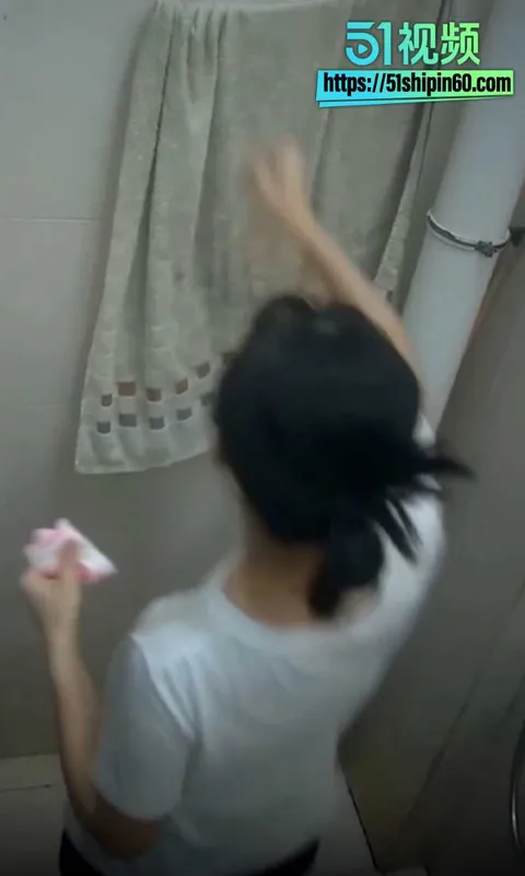 变态房东浴室偷装摄像头俯拍 女租客脱衣洗澡全过程曝光 极品大奶让人想入非非! 15 变态房东浴室偷装摄像头俯拍 女租客脱衣洗澡全过程曝光 极品大奶让人想入非非! 15